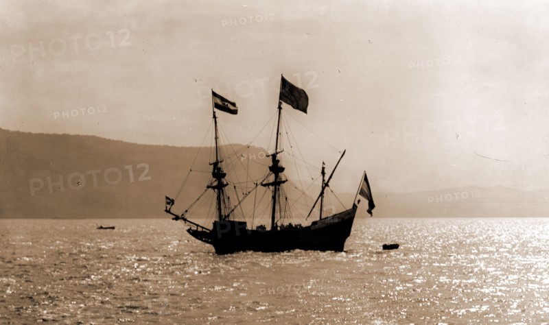 Hudson's Half Moon on Hudson, Half Moon (Ship : Replica), Hudson-Fulton Celebration, 1909, Ships, Naval parades & ceremonies, United States, New York (State), Hudson River, 1909