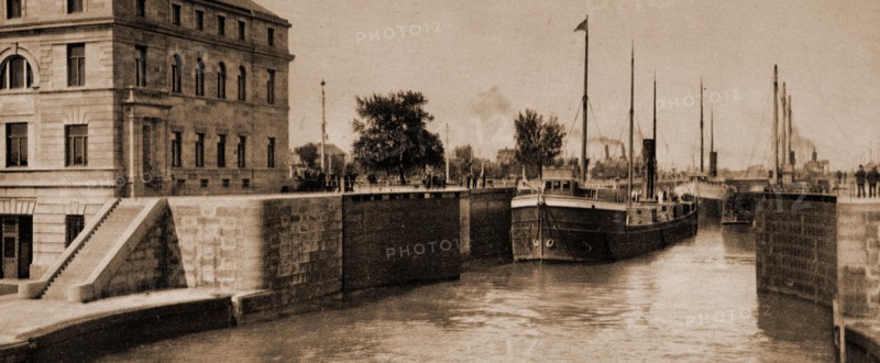 Entering Poe Lock, Sault Ste. Marie, Michigan, Locks (Hydraulic engineering), United States, Michigan, Sault Sainte Marie, United States, Michigan, Sault Sainte Marie Canal, 1900