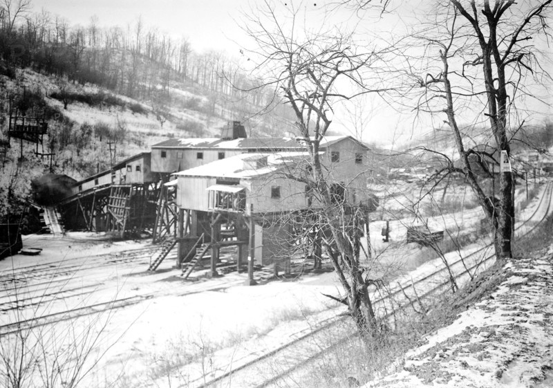 Scott's Run, West Virginia. Jere, mine tipple - Mine bankrupt and closed since December 1936. The camp of this mine is considered a stranded community, March 1937, Lewis Hine, 1874 - 1940, was an American photographer, who used his camera as a tool for social reform. US,USA