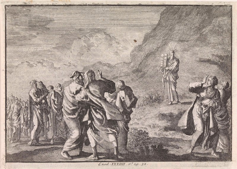 Moses received the law tables and displays them to the people, Jan Luyken, Pieter Mortier, 1703 - 1762