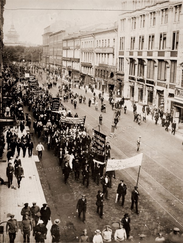 Demonstration on the Nevski Prospect, Petrograd, Saint Petersburg Russia

. At the bottom of the photo, one sees three officers, wearing the white uniform of the Imperial Navy, the scene would have taken place before the October Revolution, during the Russian Provisional Government, February-October 1917, History of the Russian Revolution