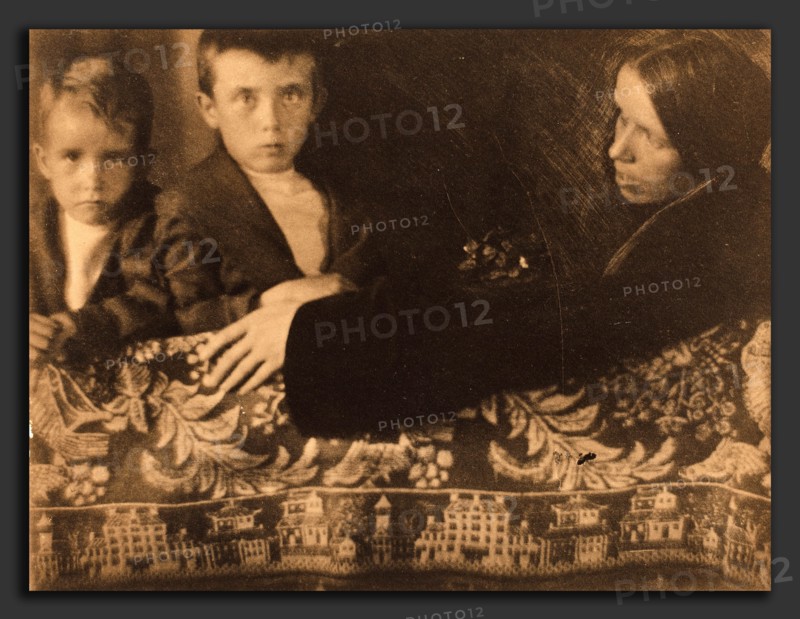 Gertrude KÃ¤sebier, Family Group (Mrs. White, Maynard & Lewis), American, 1852 - 1934, c. 1899, platinum print