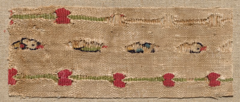 Fragment, 400s - 650. Egypt, Byzantine period, 5th to mid-7th century. Tabby weave with interwoven tapestry ornament, linen and wool; overall: 7 x 17.2 cm (2 3/4 x 6 3/4 in.)
