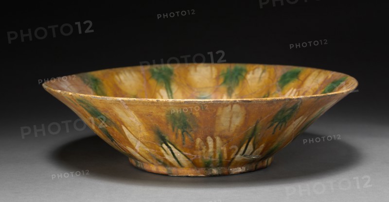 Bowl, 800s-900s. Iraq or Iran, 9th-10th Century. Earthenware with underglaze-painted and incised design; diameter: 39.1 cm (15 3/8 in.).