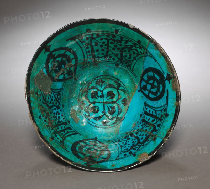 Bowl, Early 13th Century. Syria (Raqqa), Ayyubid Period. Fritware with underglaze-painted design; diameter: 22.5 cm (8 7/8 in.); overall: 11.5 cm (4 1/2 in.).