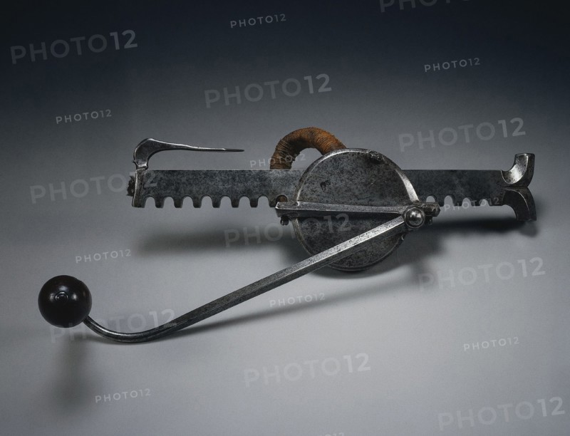 Cranequin, c. 1580. Germany, Nuremberg (?), 16th century. Steel, flax cord, wooden handle; rack: 36.3 cm (14 5/16 in.); crank: 30.5 cm (12 in.); gear housing: 10.8 cm (4 1/4 in.).