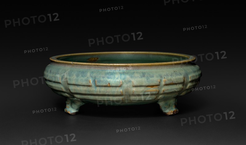 Tripod Bulb Dish, Ming dynasty. China, Ming dynasty (1368-1644). Porcelain; diameter: 32.4 cm (12 3/4 in.); overall: 10.8 cm (4 1/4 in.).