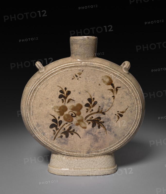 Pilgrim Bottle, Ming dynasty (1368-1644). China, Ming dynasty (1368-1644). Porcelain; overall: 20.4 cm (8 1/16 in.).