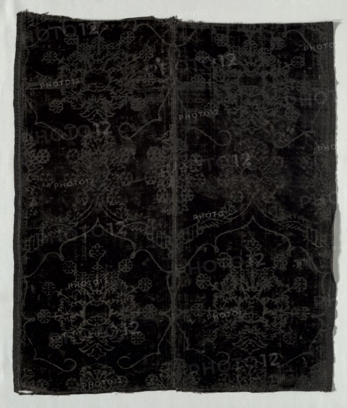 Velvet Fragment, 1400s. Italy, 15th century. Velvet weave (cut and voided): silk thread; overall: 63 x 55.3 cm (24 13/16 x 21 3/4 in.)