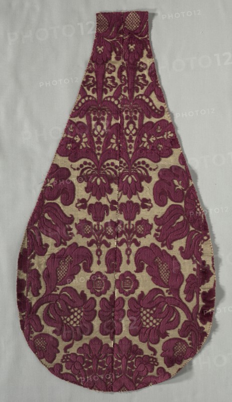 Velvet Fragment, late 1600s. Italy, late 17th century. Velvet; overall: 70.3 x 37 cm (27 11/16 x 14 9/16 in.).