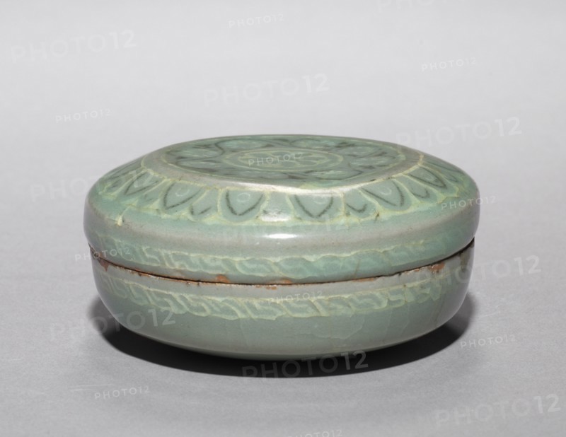 Box and Cover with Inlaid Chrysanthemum Design, 1200s. Korea, Goryeo period (918-1392). Celadon; diameter: 9.1 cm (3 9/16 in.); overall: 4.2 cm (1 5/8 in.).