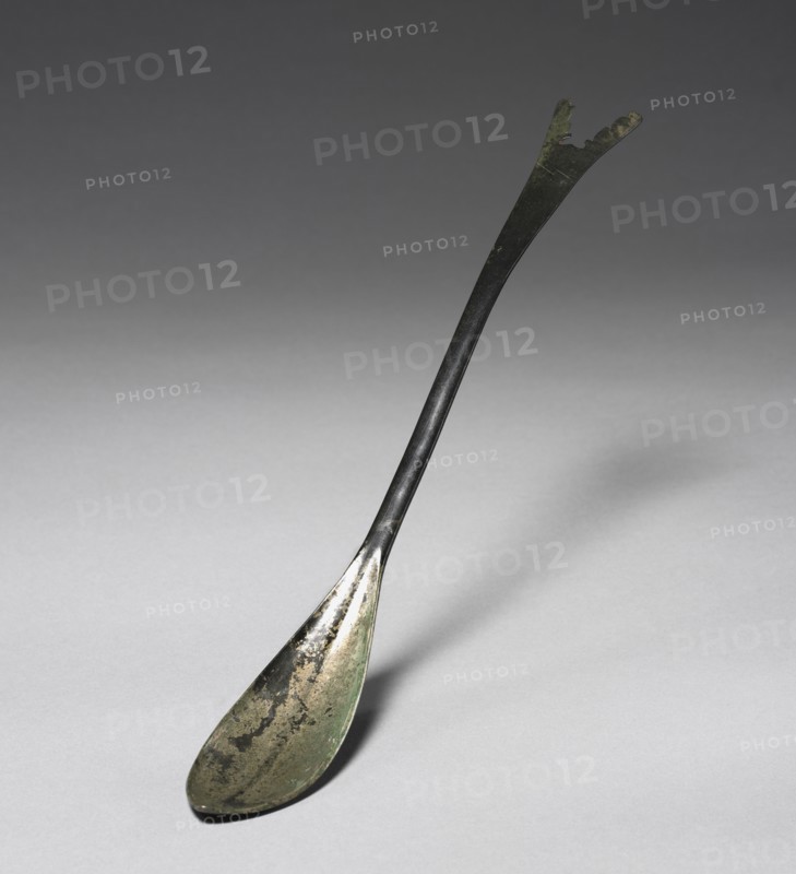 Spoon with Fish-Tail Design, 918-1392. Korea, Goryeo period (918-1392). Bronze; overall: 33.6 cm (13 1/4 in.).