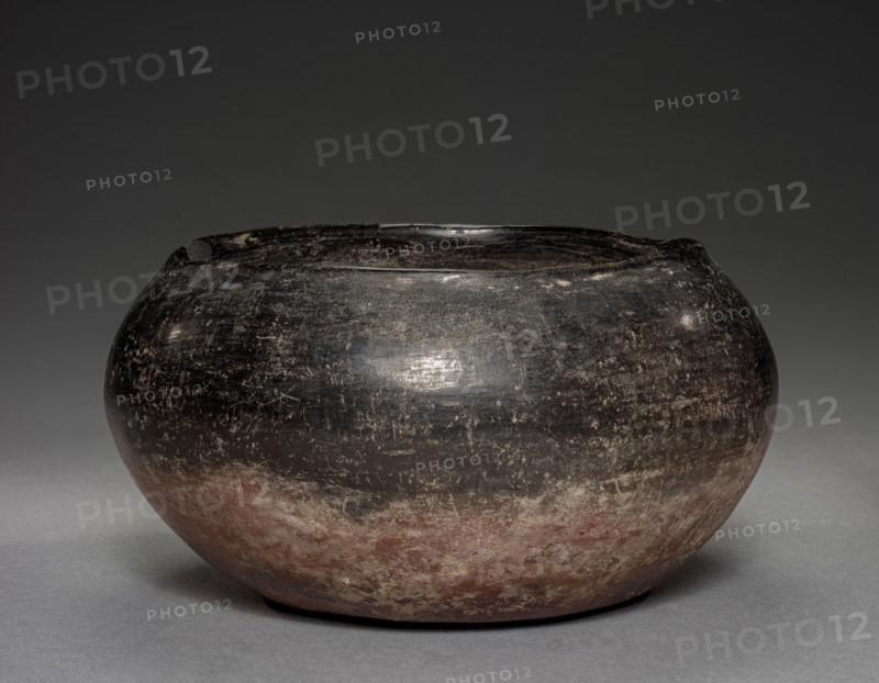 Black-Topped Bowl, 4000-3000 BC. Egypt, Predynastic Period, Early Naqada II. Nile silt; diameter: 14.6 cm (5 3/4 in.); diameter of mouth: 11.5 cm (4 1/2 in.); overall: 7.6 cm (3 in.).