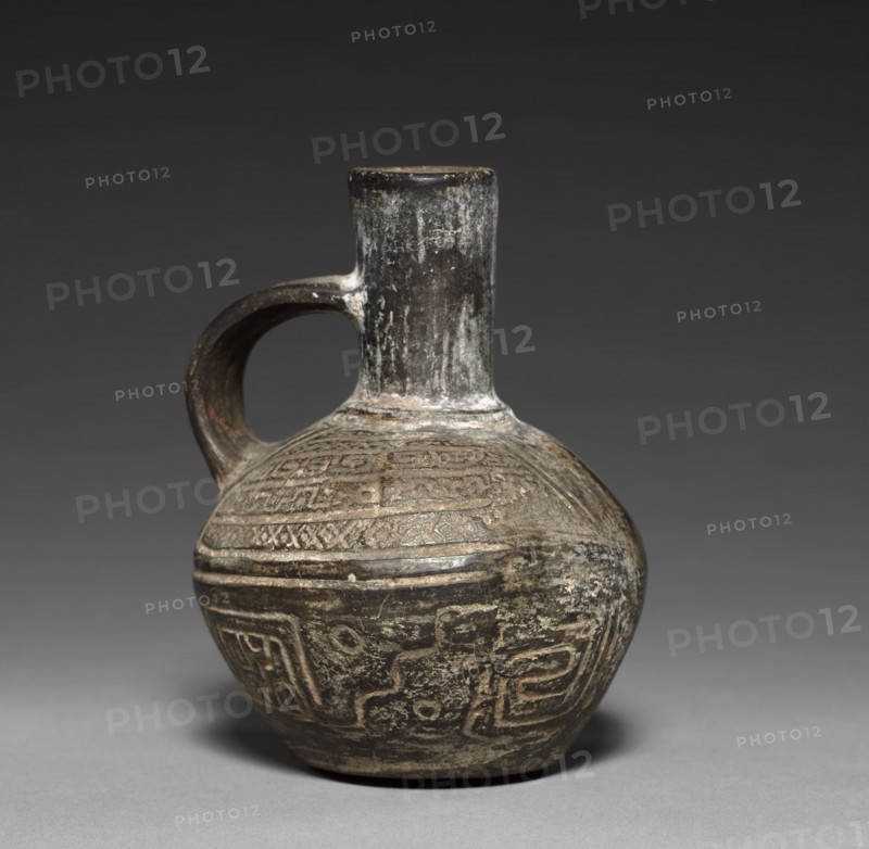 Bottle Vase, 1200-1400. Peru, Chimu, 13th-14th century. Black ware; overall: 12.3 x 9.5 cm (4 13/16 x 3 3/4 in.).