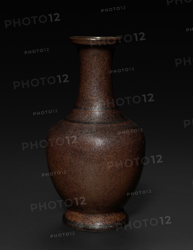 Vase, 1736-1795. China, Qing dynasty (1644-1911), Qianlong reign (1735-1795). Porcelain; overall: 28.6 cm (11 1/4 in.).
