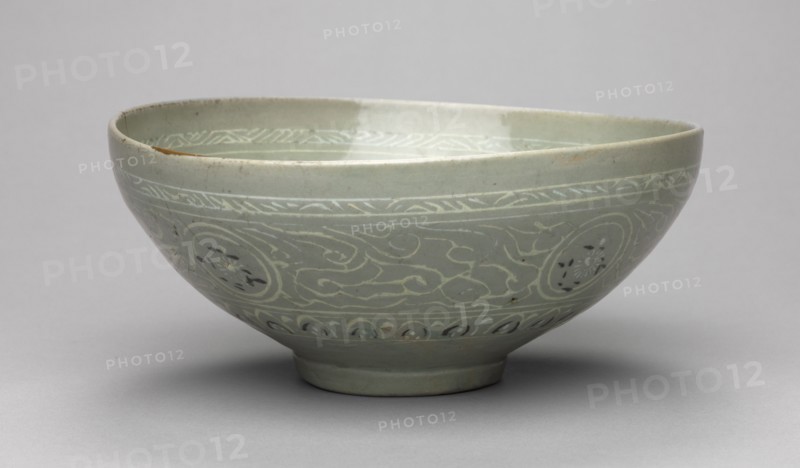 Bowl with Inlaid Cranes and Clouds Design, 1200s-1300s. Korea, Goryeo period (918-1392). Pottery; diameter of mouth: 19.7 cm (7 3/4 in.); overall: 8.2 cm (3 1/4 in.).