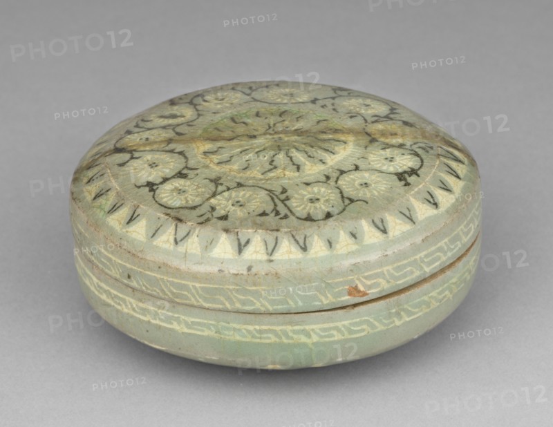 Box and Cover with Inlaid Chrysanthemum and Scroll Design, 1200s. Korea, Goryeo period (918-1392). Pottery