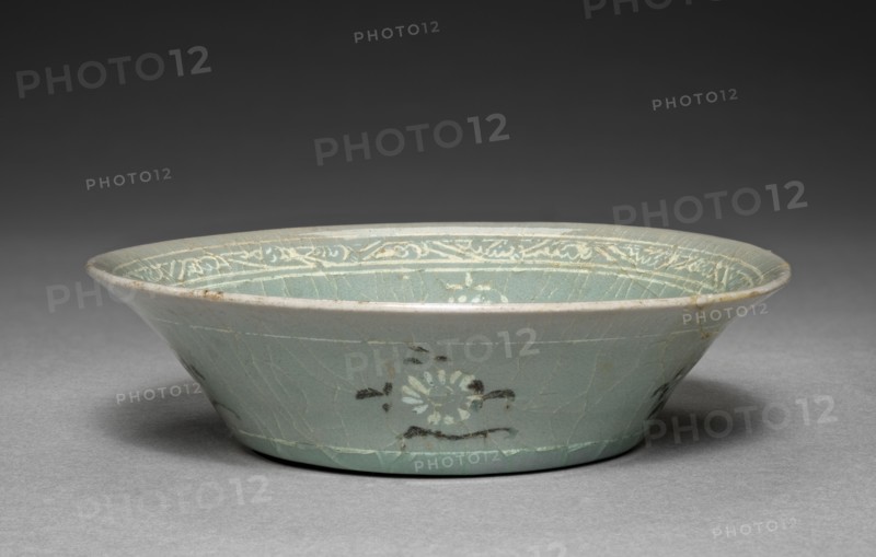 Dish with Inlaid Chrysanthemum Design, 1200s. Korea, Goryeo period (918-1392). diameter of mouth: 13.4 cm (5 1/4 in.).