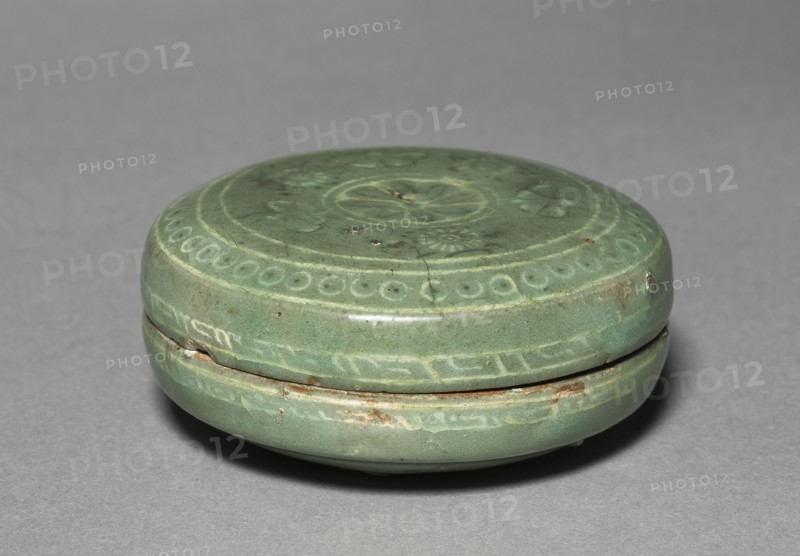 Box and Cover with Inlaid Chrysanthemum and Insect Design, 918-1392. Korea, Goryeo period (918-1392). Inlaid celadon ware; body: 2.2 x 8.7 cm (7/8 x 3 7/16 in.); overall: 3.7 cm (1 7/16 in.).