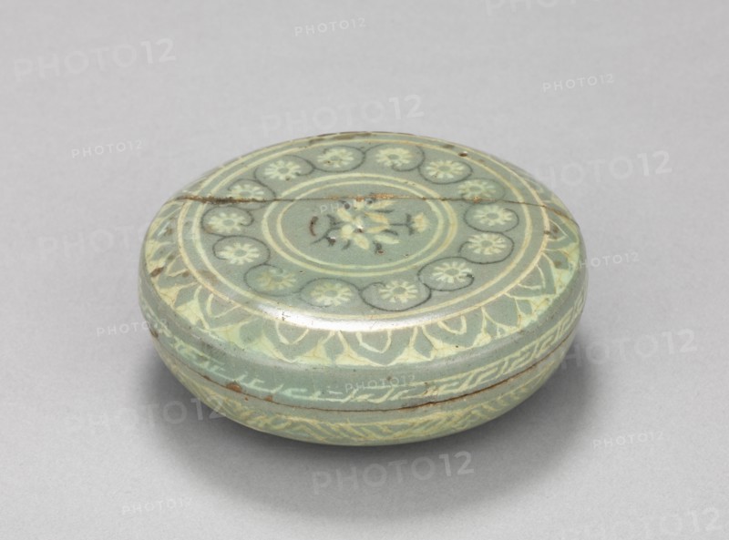 Box and Cover with Chrysanthemum  and Scroll Design, 1200s-1300s. Korea, Goryeo period (918-1392). Inlaid celadon ware; overall: 2.8 cm (1 1/8 in.).