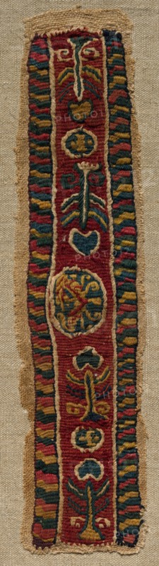 Fragment with an Ornamental Band, mid 700s - mid 800s. Egypt, Abbasid period, mid-8th to mid-9th century. Tabby weave with inwoven tapestry ornament, linen and wool; overall: 6.1 x 24.5 cm (2 3/8 x 9 5/8 in.).