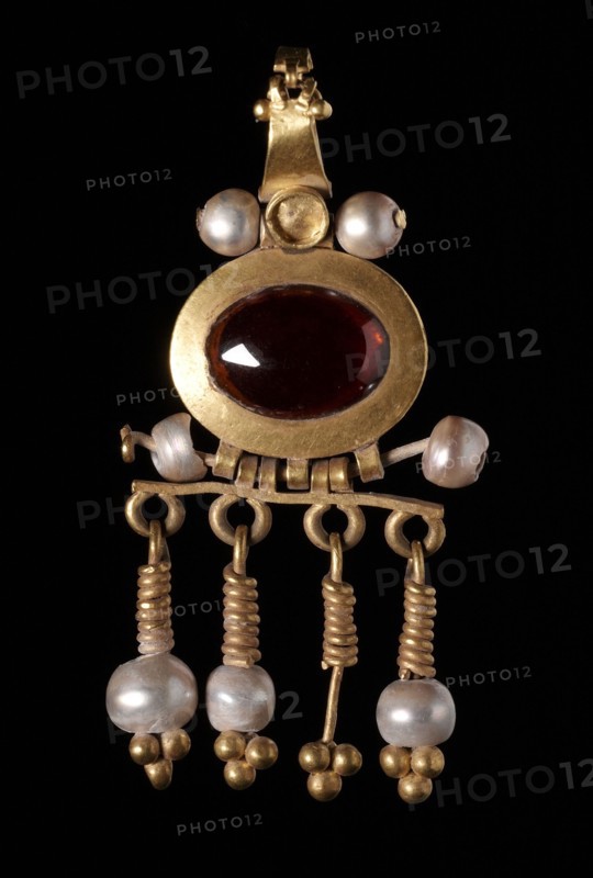 Pendant Earring, 1-200. Parthian, Iran, Seleucia, 1st-2nd Century. Gold with garnet and pearls; overall: 3.8 x 2.9 x 1.3 cm (1 1/2 x 1 1/8 x 1/2 in.).