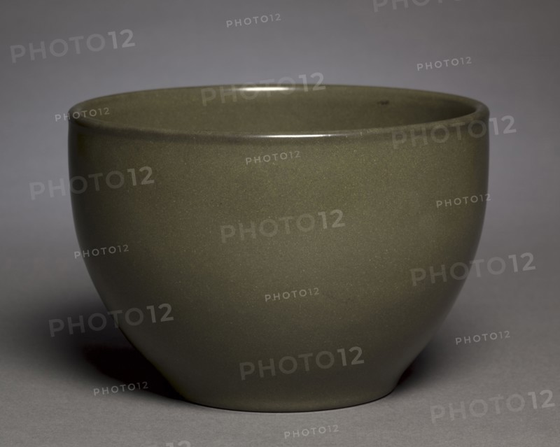 Bowl, 1736-1795. China, Qing dynasty (1644-1911), Qianlong mark and reign (1736-1795). Porcelain with "tea-dust" glaze; diameter: 20.4 cm (8 1/16 in.); overall: 14 cm (5 1/2 in.).