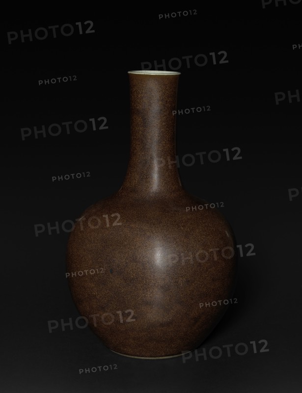 Vase, 1736-1795. China, Qing dynasty (1644-1911), Qianlong reign (1735-1795). Porcelain; overall: 34.4 cm (13 9/16 in.).