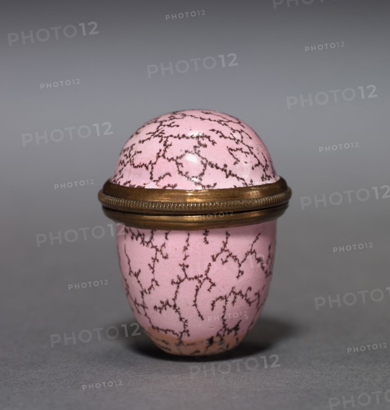 Thimble and Container , mid-18th century. England, mid-18th century. Enamel on metal; overall: 3 x 2.3 cm (1 3/16 x 7/8 in.); thimble: 1.8 x 1.6 cm (11/16 x 5/8 in.).