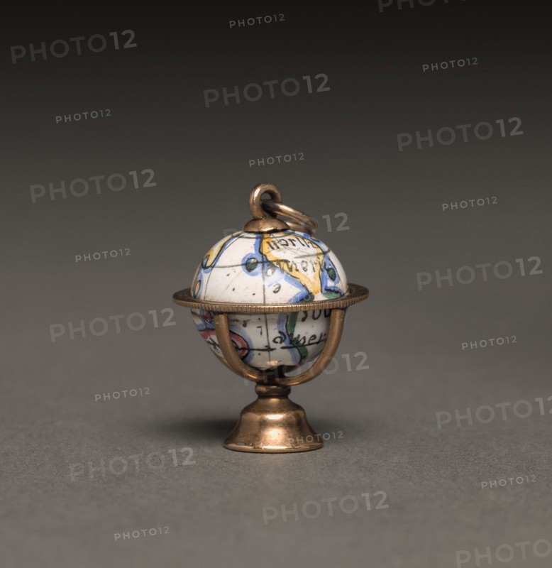 Charm, mid-18th century. England, mid-18th Century. Enamel on metal with gold stand; diameter: 1.4 cm (9/16 in.); overall: 2.2 x 1.6 cm (7/8 x 5/8 in.).