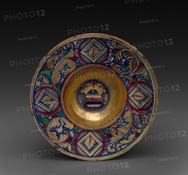 Plate: The Arms of the Rizzardi of Vencice, c. 1525-1530. Attributed to Maestro Giorgio Andreoli (Italian, 1465-70-aft 1553). Tin-glazed earthenware with gold and red lustre (maiolica); diameter: 26.7 cm (10 1/2 in.).