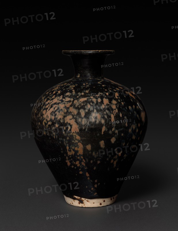 Vase: Northern Black Ware, 11th-12th Century. China, Northern Song dynasty (960-1127). Glazed stoneware with underglaze iron decoration; diameter: 17.2 cm (6 3/4 in.); overall: 22.3 cm (8 3/4 in.).