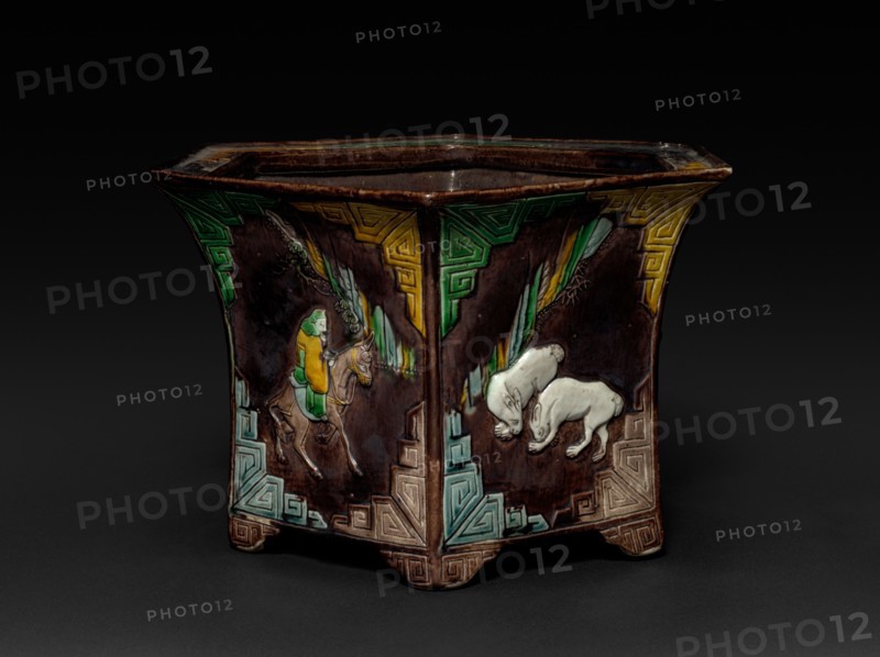 Cachepot, 1662-1722. China, Qing dynasty (1644-1912), Kangxi reign (1661-1722). Porcelain; overall: 16 x 26.8 cm (6 5/16 x 10 9/16 in.).