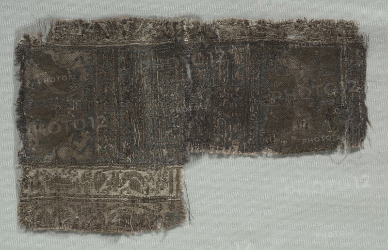 Silk Fragment, 1350-1399. Italy, second half of 14th century. Lampas weave, brocaded; silk and gold thread; overall: 23.4 x 14.5 cm (9 3/16 x 5 11/16 in.)