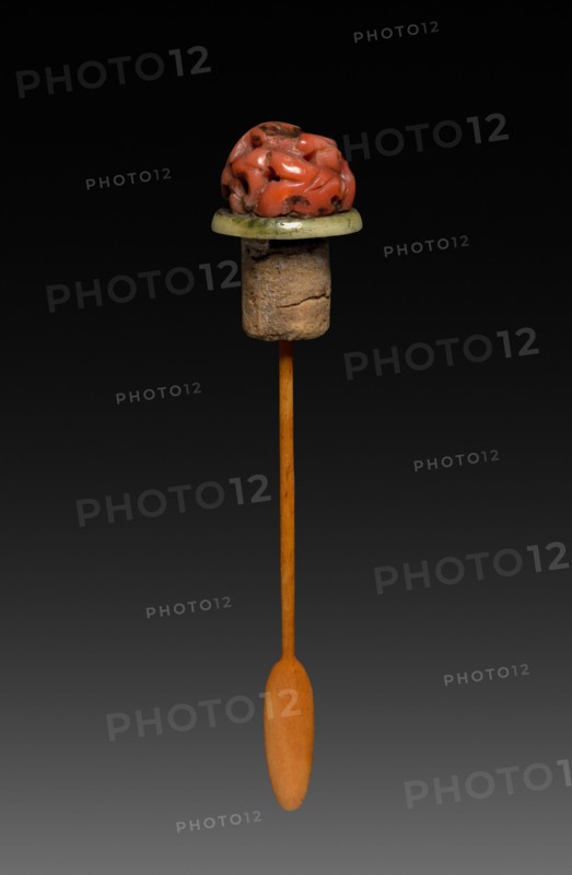 Snuff Bottle (stopper), 1661-1722. China, Qing dynasty (1644-1912), Kangxi reign (1661-1722). Porcelain; overall: 9 cm (3 9/16 in.).