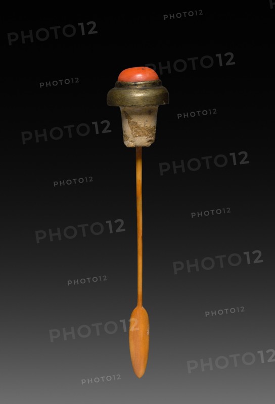 Snuff Bottle with Stopper (stopper), 1723-1735. China, Jiangxi province, Jingdezhen kilns, Qing dynasty (1644-1912), Yongzheng reign (1722-1735). Porcelain; overall: 7.7 cm (3 1/16 in.).