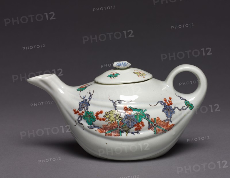 Teapot, c. 1730. Chantilly Porcelain Factory (French). Soft-paste porcelain; overall: 8.3 x 15 cm (3 1/4 x 5 7/8 in.).