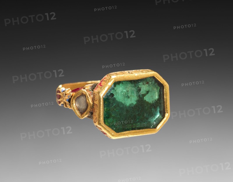 Ring, 1700s-1800s. India, Mughal. Gold, emerald, glass, silver foil, and enamel; diameter: 2.3 cm (7/8 in.).