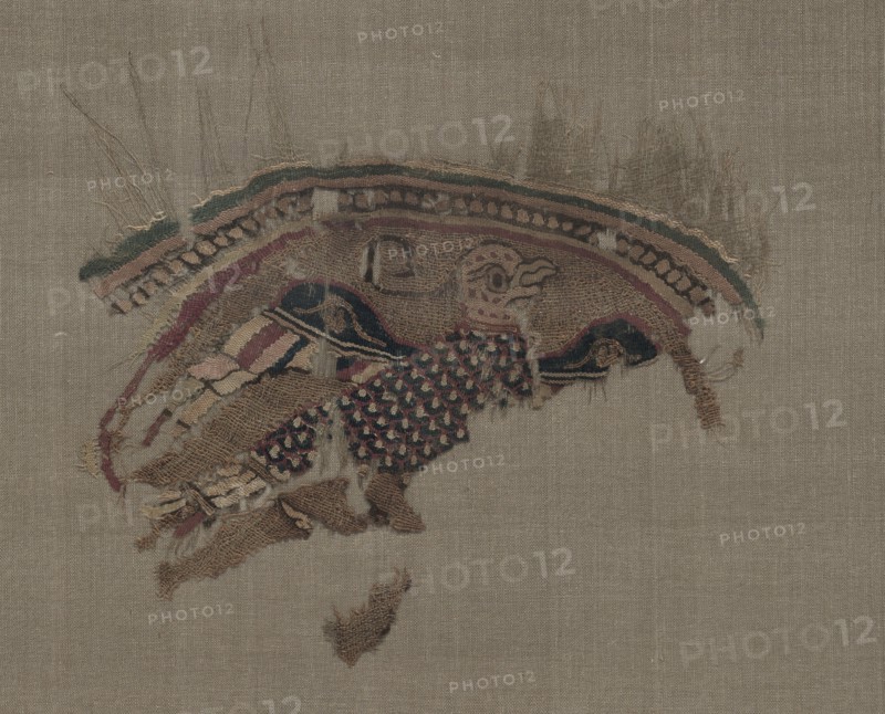 Fragmentary roundel with eagle in gold ground, 1000s. Egypt, Fatimid period. Plain weave with inwoven tapestry weave: linen, silk, and gold filé; overall: 11.2 x 14 cm (4 7/16 x 5 1/2 in.)
