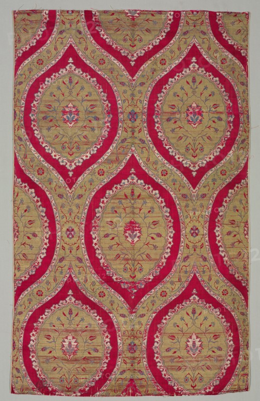 Lampas with floral medallions in ogival lattice, 1550-1575. Turkey, Istanbul or Bursa. Lampas: silk and gilt-metal thread; average: 109.2 x 66.7 cm (43 x 26 1/4 in.)