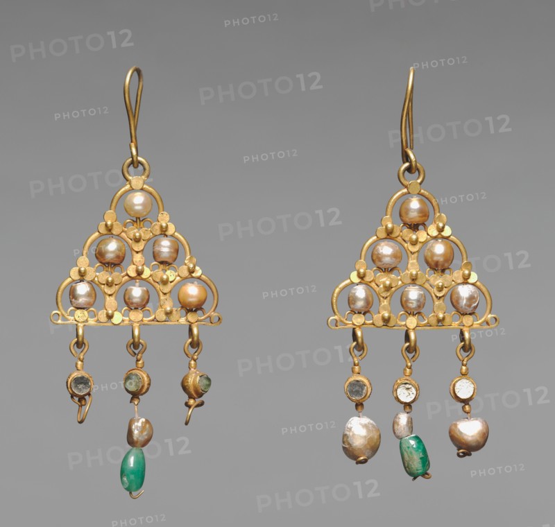 Earrings (pair), 600s. Byzantium, early Byzantine period, 7th century. Gold, pearls, glass, and emeralds; overall: 10.2 x 4.5 cm (4 x 1 3/4 in.)