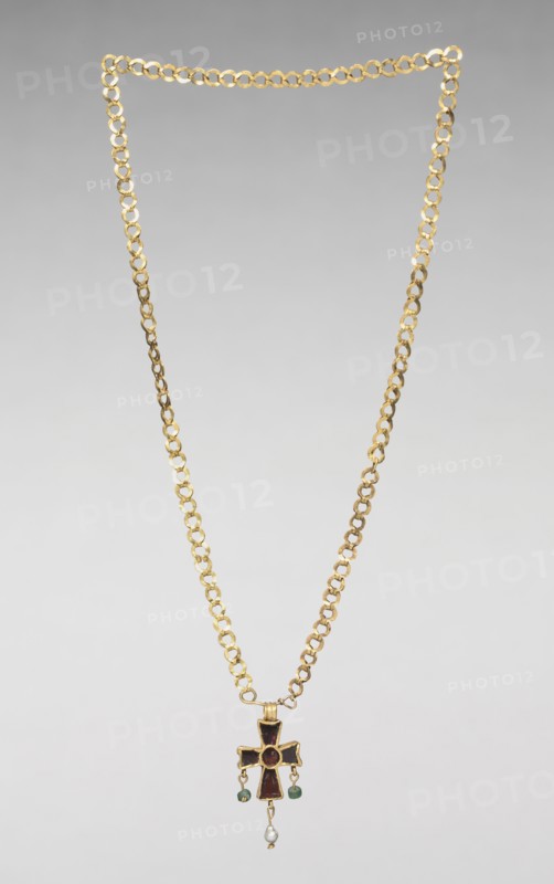 Chain with Pendant Cross, 500s. Byzantium, early Byzantine period, 6th century. Gold, glass, pearl, garnet, and sapphire; overall: 28.6 cm (11 1/4 in.).