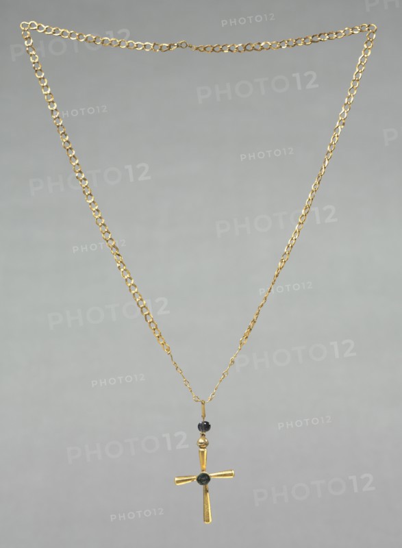 Chain with Pendant Cross, 500s. Byzantium, 6th century. Gold, sapphire, and glass; overall: 71 cm (27 15/16 in.); part 1: 5.6 x 3.7 cm (2 3/16 x 1 7/16 in.).