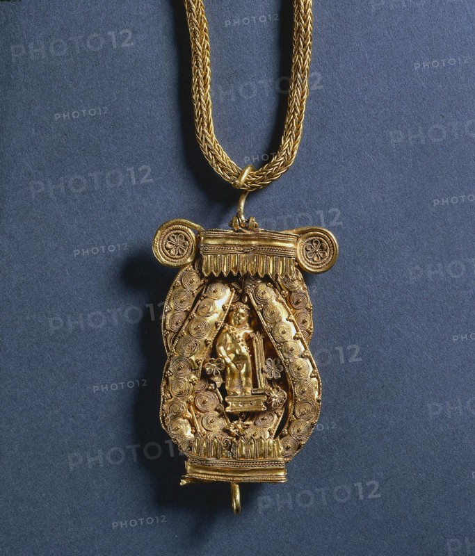Chain and Pendant, 200s BC. Greece, Hellenistic period, 3rd Century BC. Gold; pendant: 6.8 cm (2 11/16 in.); chain: 66.7 cm (26 1/4 in.).