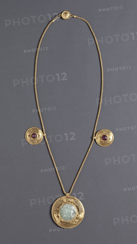 Necklace with Three Pendants, 1-199. Greece, Roman Empire, 1st to 2nd century AD. Gold, amethyst, and beryl; overall: 53 cm (20 7/8 in.); diameter of central pendant: 7.3 cm (2 7/8 in.); diameter of side pendants: 4.2 cm (1 5/8 in.).