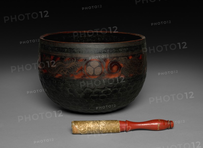Gong and Gong Beater, 1800s. Japan, 19th century. Bronze; diameter: 31.8 cm (12 1/2 in.); overall: 22.3 cm (8 3/4 in.).