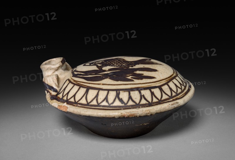 Water Dropper:  Cizhou Ware, Yuan dynasty (1271-1368). China, Yuan dynasty (1271-1368). Gilt bronze; diameter: 12.5 cm (4 15/16 in.); overall: 5.7 cm (2 1/4 in.).