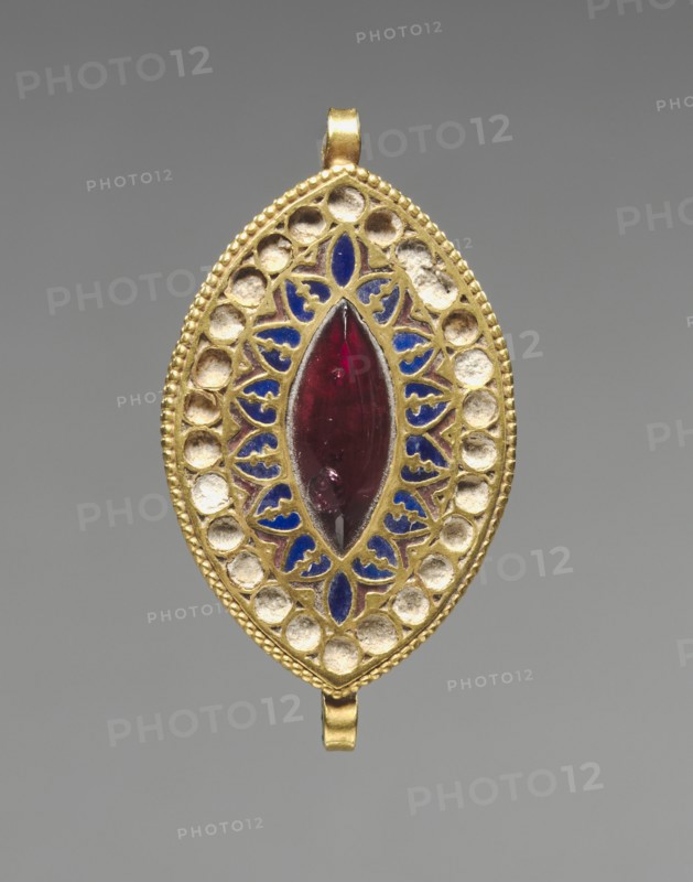 Almond-Shaped Pendant, 400-600. Byzantium, early Byzantine period, 5th-7th Century. Gold, lapis lazuli, garnet, and glass; overall: 5.1 x 2.9 cm (2 x 1 1/8 in.)