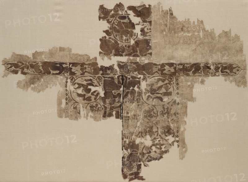 Fragment of a Tunic, 400s. Egypt, 5th century, Byzantine period. Tabby weave with inwoven tapestry ornament: linen; overall: 49.5 x 89 cm (19 1/2 x 35 1/16 in.)