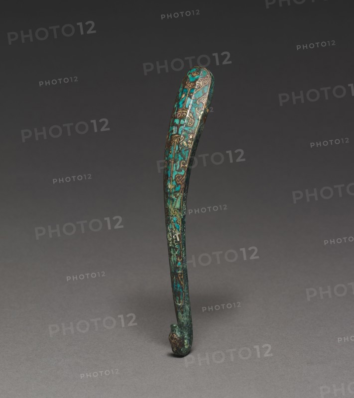 Belt Hook, 475-221 BC. China, Warring States period (475-221 BC). Front: bronze inlaid with gold and turquoise; back: gilt bronze; overall: 13.3 cm (5 1/4 in.).